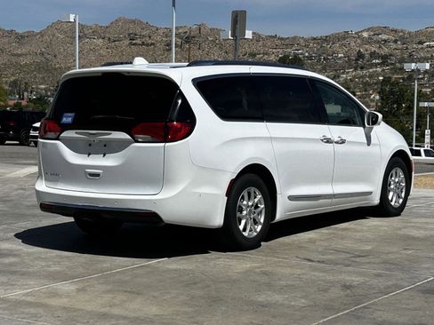 Used 2020 Chrysler Pacifica Touring-L FWD image 7