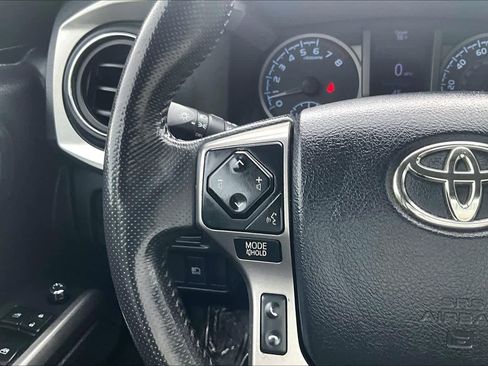 Used 2018 Toyota Tacoma SR5 AWD/4WD image 23