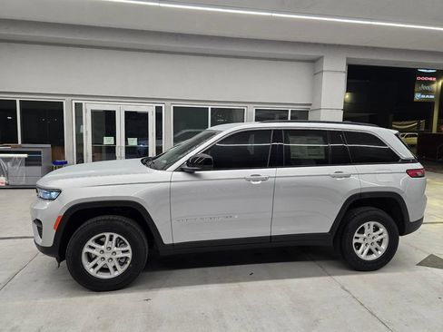 New 2025 Jeep Grand Cherokee Laredo w/ Luxury Tech Group I RWD image 3