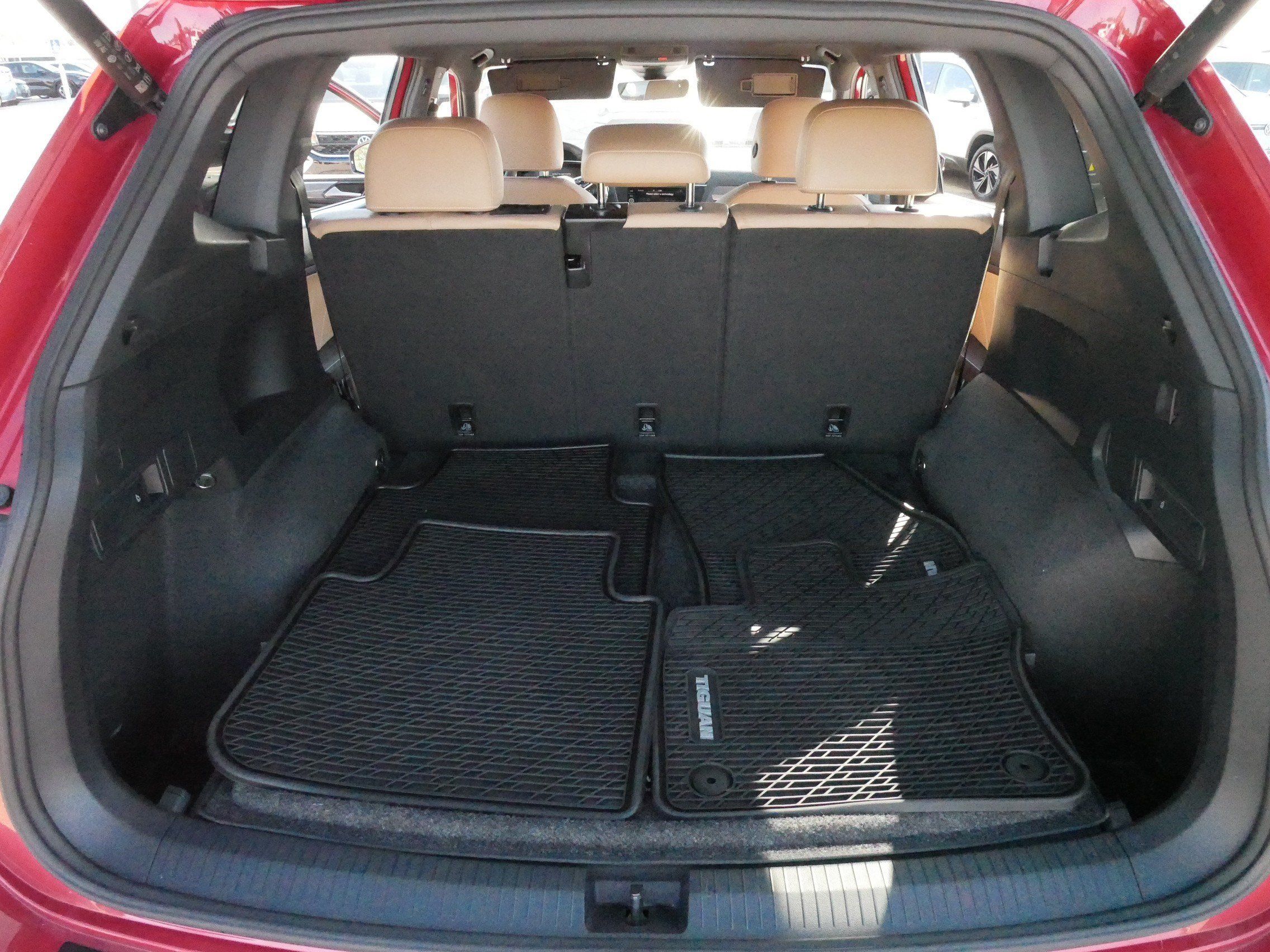 Certified 2024 Volkswagen Tiguan SE R-Line AWD/4WD image 18
