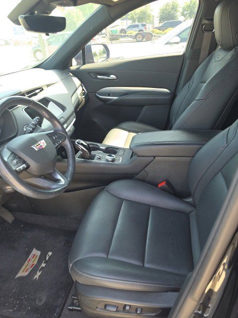 Used 2022 Cadillac XT4 Premium Luxury w/ Technology Package FWD image 9
