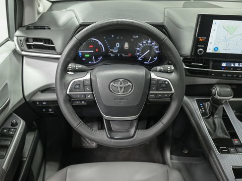 Used 2025 Toyota Sienna XLE w/ XLE Plus Package AWD/4WD image 17