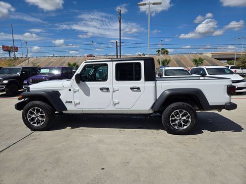 Used 2025 Jeep Gladiator Sport AWD/4WD image 6