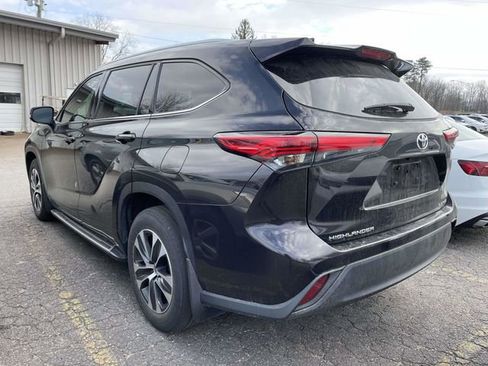 Used 2022 Toyota Highlander XLE image 2