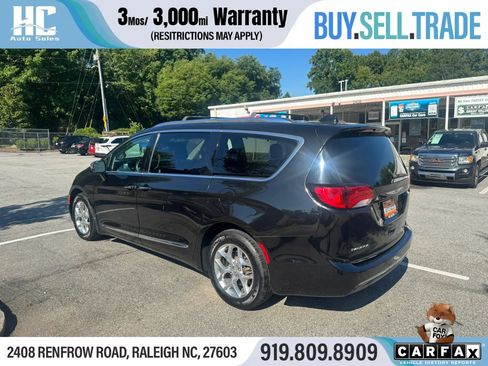 Used 2017 Chrysler Pacifica Limited FWD image 3