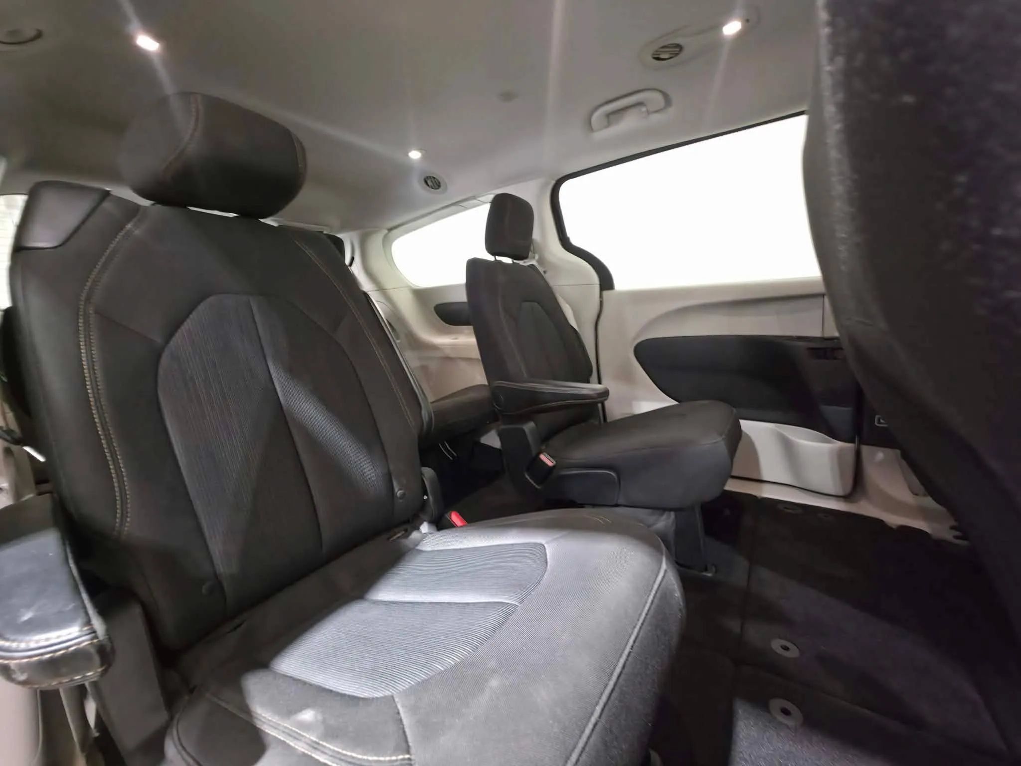 Used 2017 Chrysler Pacifica Touring FWD image 18