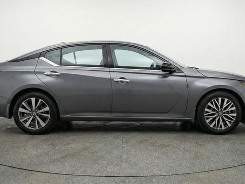 Used 2025 Nissan Altima 2.5 SV FWD image 11