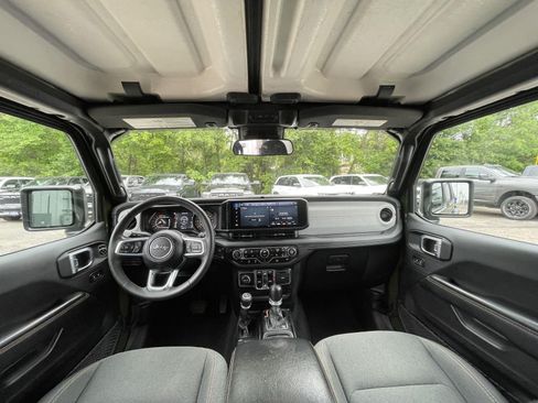 Used 2024 Jeep Wrangler Unlimited Sahara AWD/4WD image 15