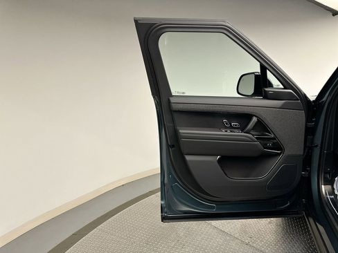 Used 2025 Land Rover Range Rover Sport image 7