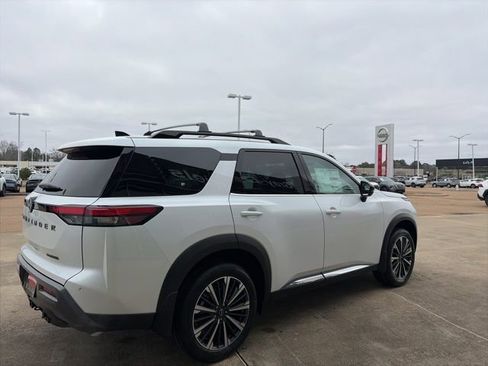 New 2026 Nissan Pathfinder Platinum image 4
