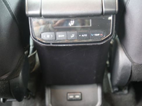 Used 2024 Toyota Highlander LE image 4