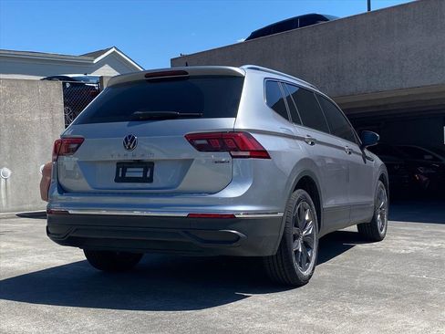 Used 2023 Volkswagen Tiguan SE w/ Panoramic Sunroof Package image 2