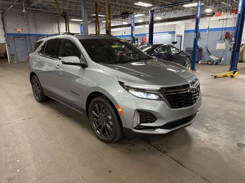 Used 2023 Chevrolet Equinox RS image 2