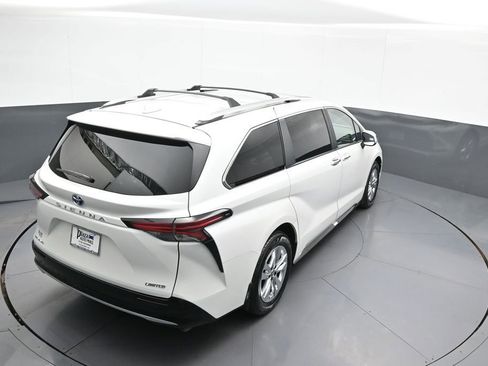 Certified 2025 Toyota Sienna Limited image 40