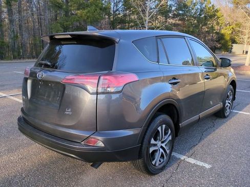 Used 2018 Toyota RAV4 LE image 4