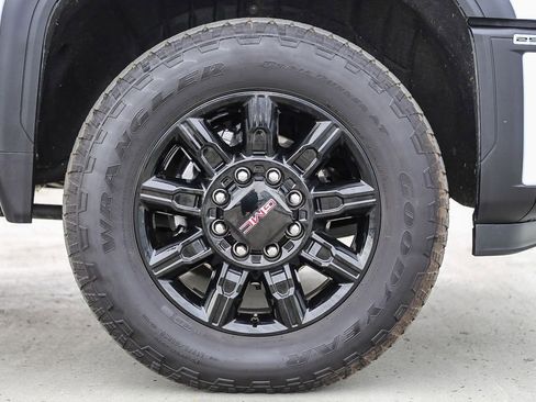 Used 2025 GMC Sierra 2500 AT4 image 11