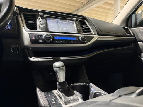 Used 2018 Toyota Highlander SE AWD/4WD image 16