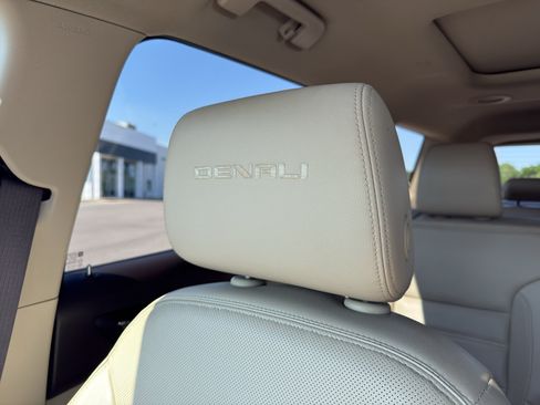 Used 2018 GMC Acadia Denali w/ Technology Package FWD image 22