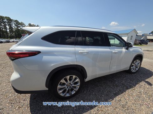 Used 2022 Toyota Highlander Limited FWD image 4