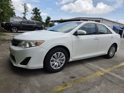 Used 2012 Toyota Camry LE FWD image 3