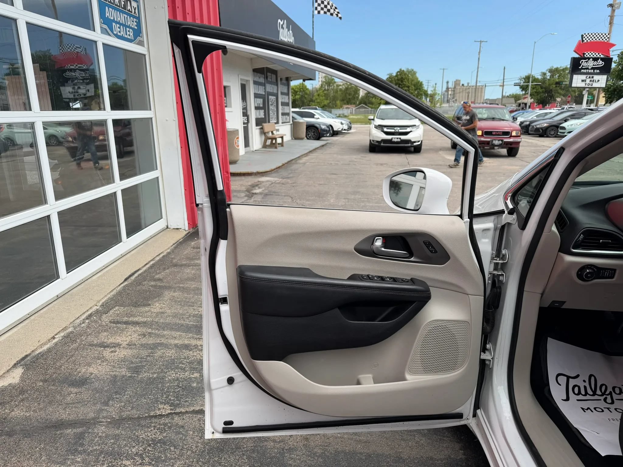 Used 2020 Chrysler Pacifica Touring-L FWD image 9
