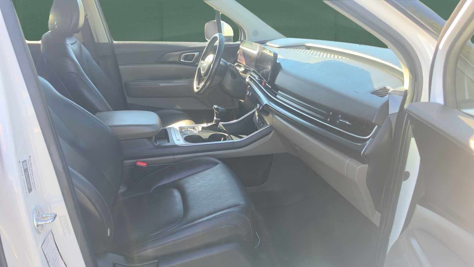 Used 2025 Kia Carnival FWD image 23