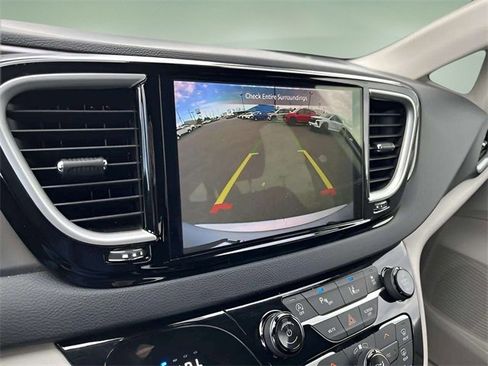 Used 2024 Chrysler Pacifica Touring-L image 29