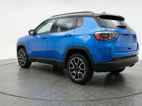 Used 2025 Jeep Compass Trailhawk image 6