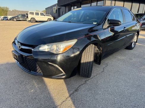 Used 2015 Toyota Camry SE w/ Moonroof Package image 4