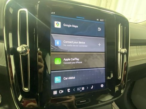 Used 2025 Volvo XC40 B5 Core image 18