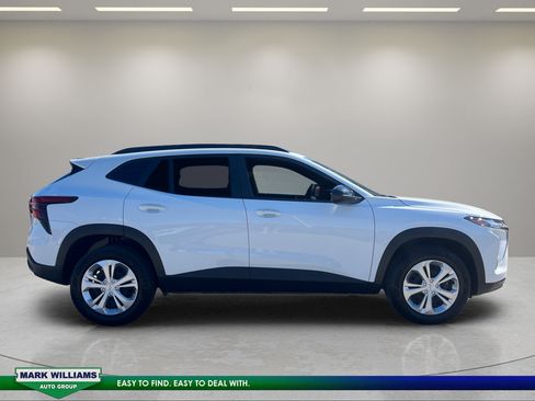 Used 2025 Chevrolet Trax RS FWD image 8