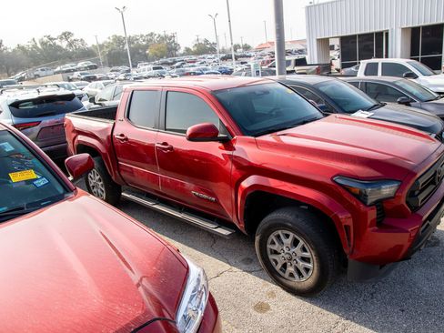 Used 2025 Toyota Tacoma SR5 image 7