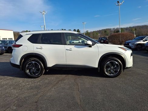 Used 2024 Nissan Rogue SV w/ SV Premium Package image 9