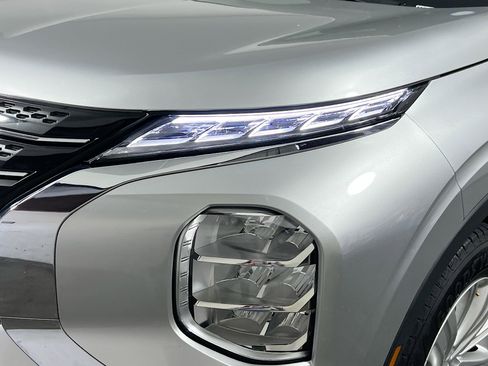 Used 2023 Mitsubishi Outlander ES image 11