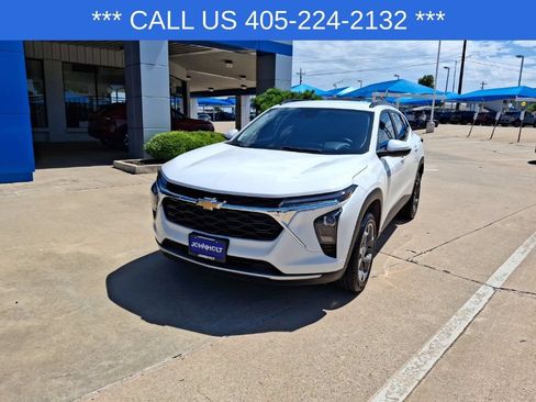 Used 2024 Chevrolet Trax LT w/ Driver Confidence Package FWD image 3