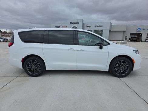 New 2026 Chrysler Pacifica Select image 4