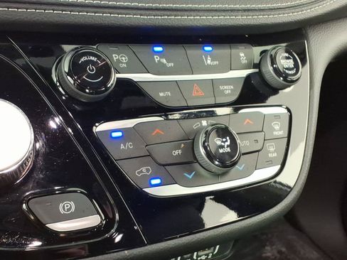 Used 2024 Chrysler Pacifica Limited FWD image 24