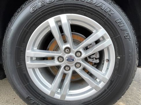 Used 2020 Ford Explorer XLT w/ Equipment Group 202A RWD image 14