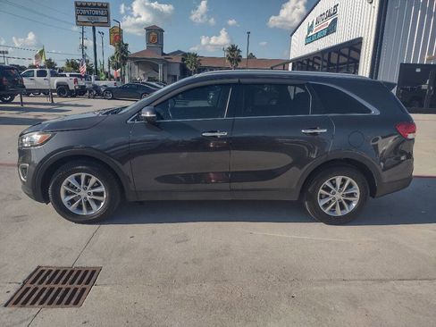 Used 2017 Kia Sorento LX w/ LX Convenience Package image 4
