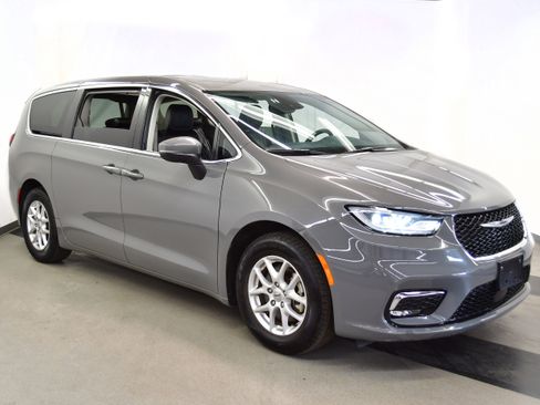 Used 2023 Chrysler Pacifica Touring-L FWD image 2