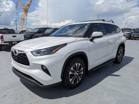 Used 2025 Toyota Highlander XLE FWD image 7