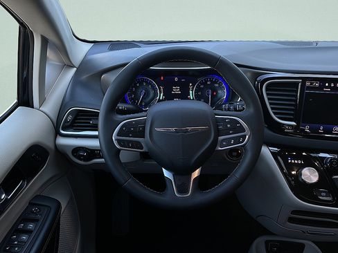 Used 2023 Chrysler Pacifica Touring-L FWD image 10