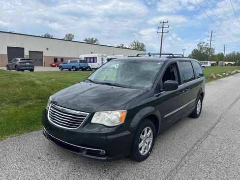 Used 2012 Chrysler Town & Country Touring FWD image 4