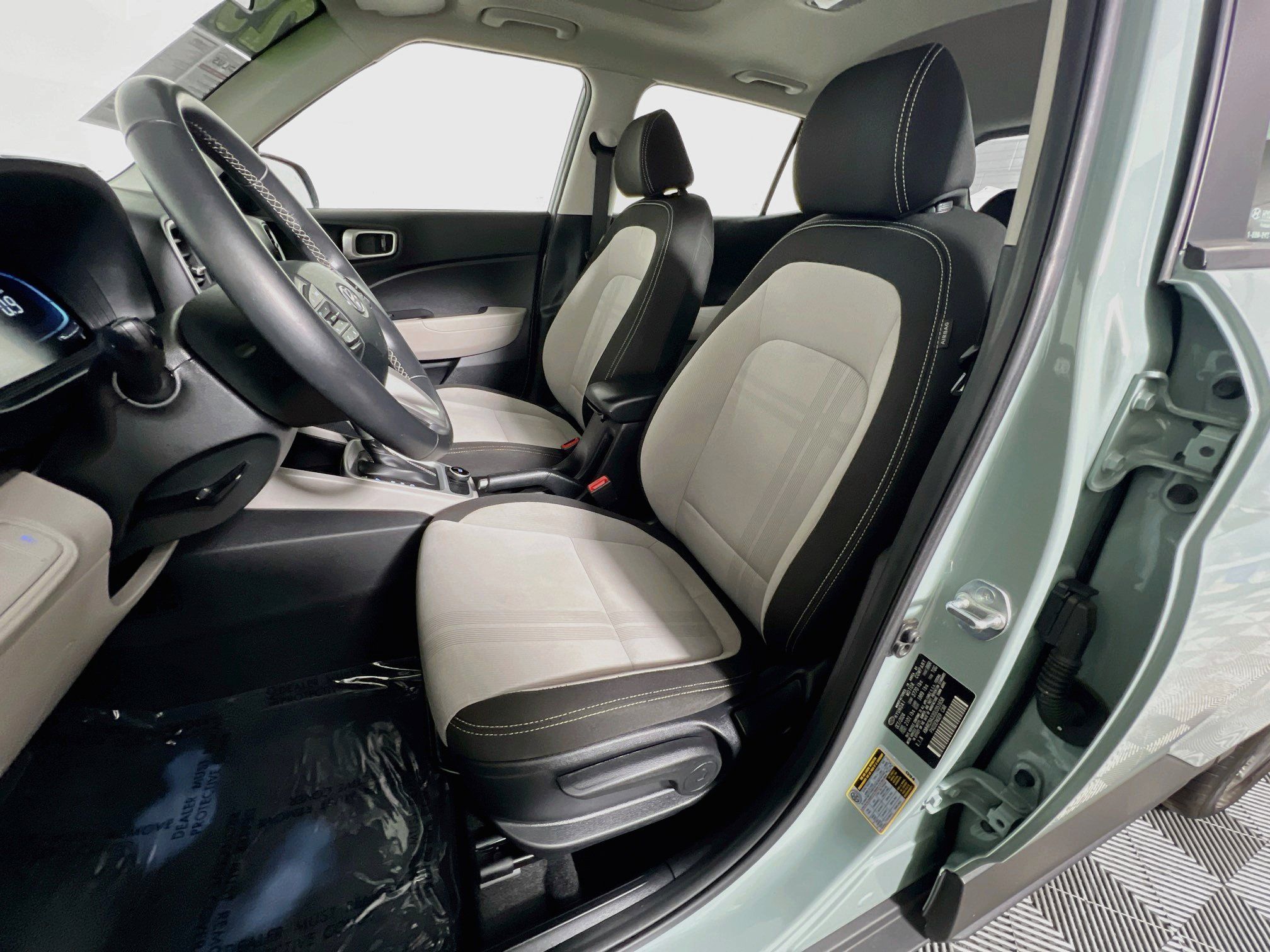 Used 2025 Hyundai Venue SEL FWD image 15