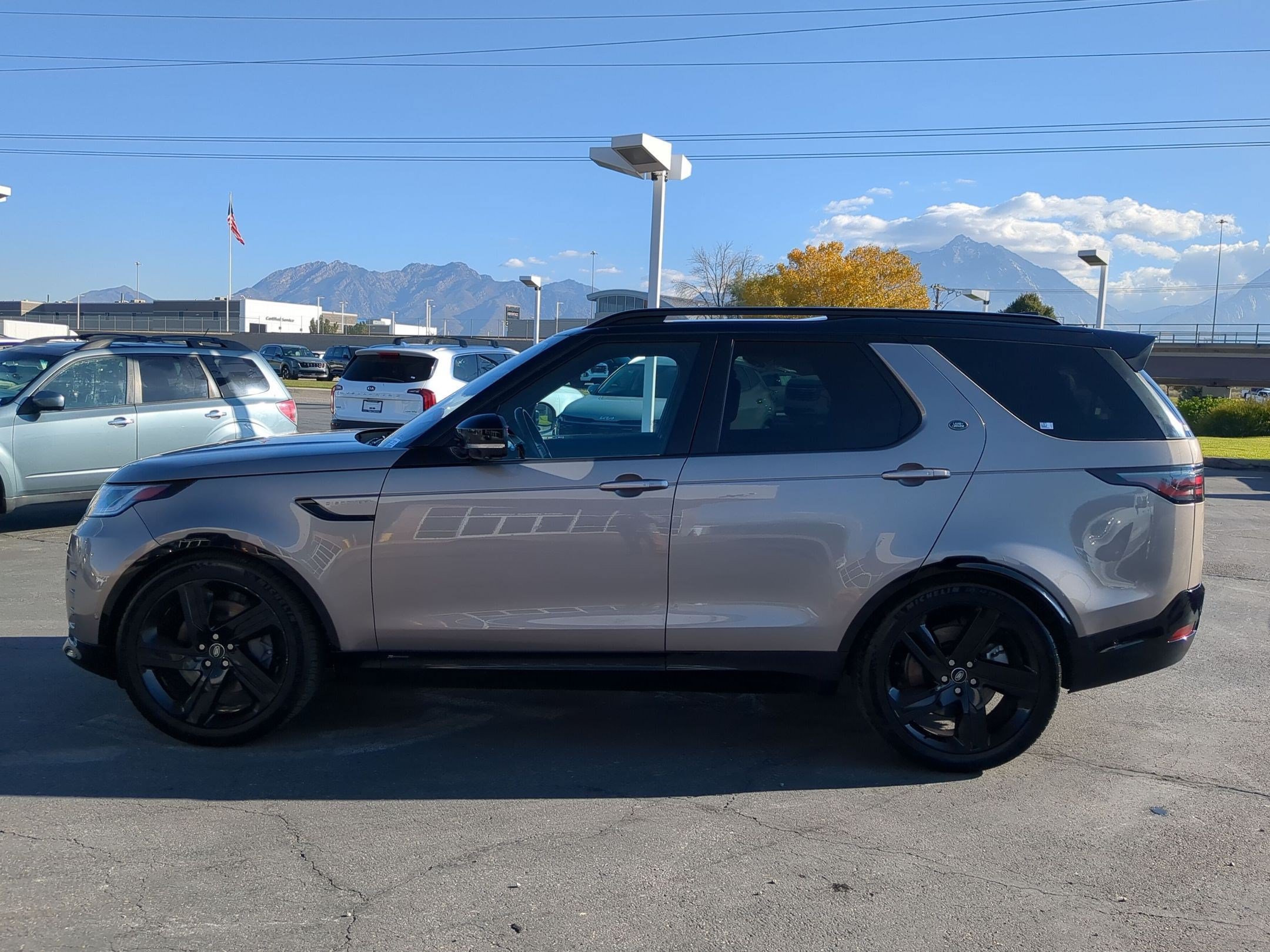 Used 2022 Land Rover Discovery HSE R-Dynamic AWD/4WD image 3