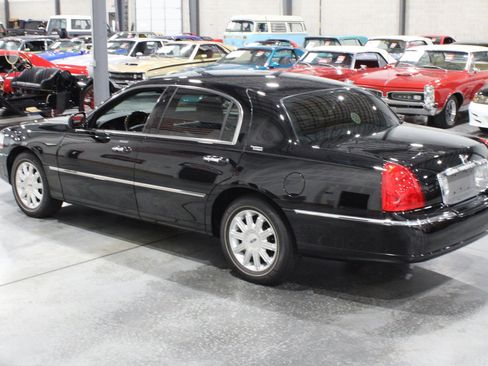 Used 2006 Lincoln Town Car Signature Limited RWD image 32
