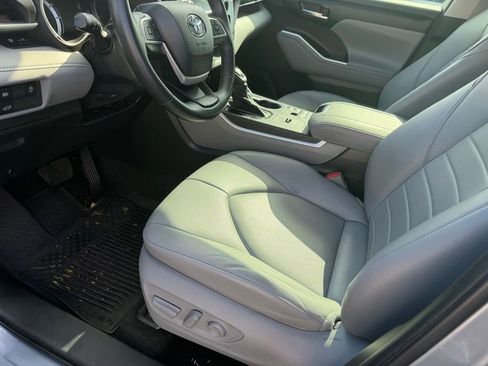 Used 2023 Toyota Highlander XLE image 9