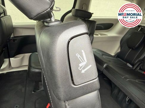 Used 2023 Chrysler Pacifica Touring-L FWD image 26