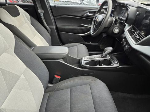 Used 2024 Chevrolet Trax LS w/ LS Convenience Package image 3