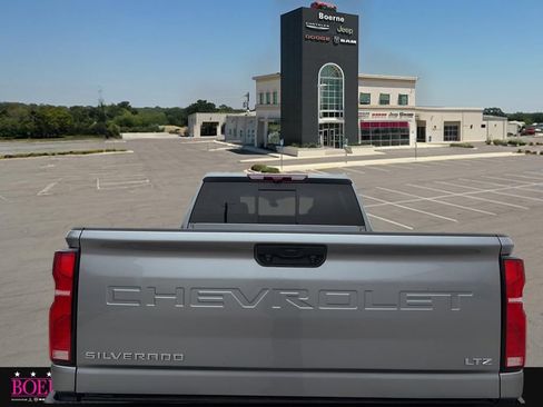 Used 2025 Chevrolet Silverado 2500 LTZ w/ LTZ Premium Package image 9